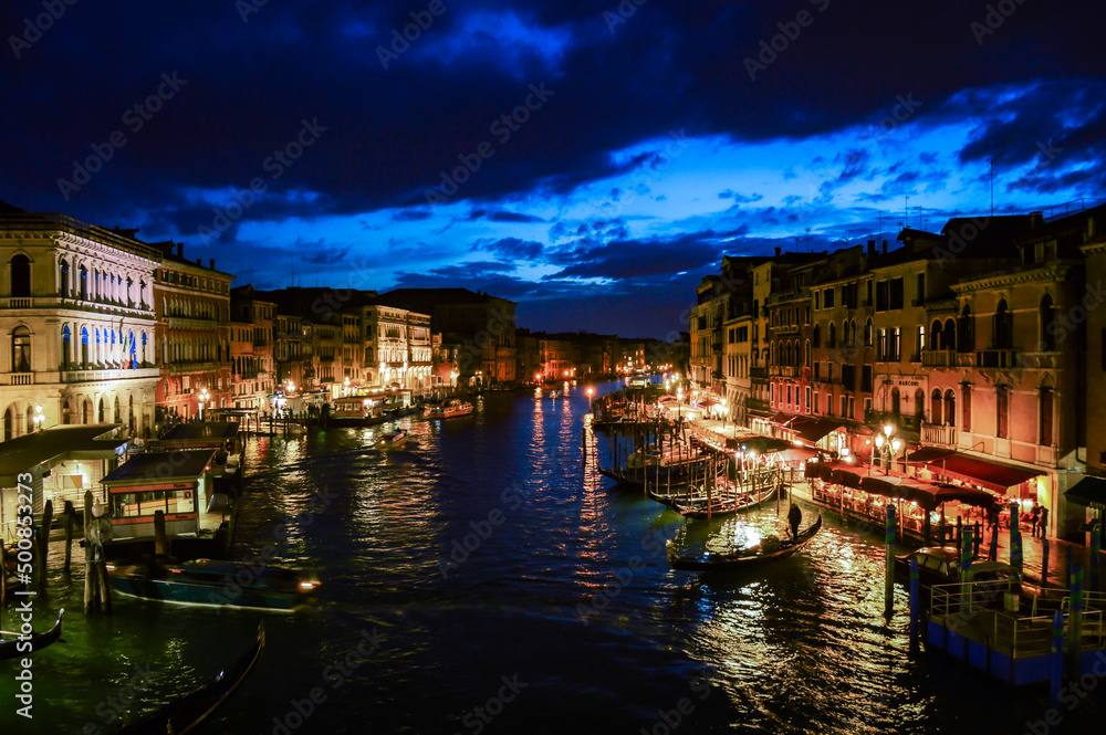 ベネチアの運河と古い街並み　夜景