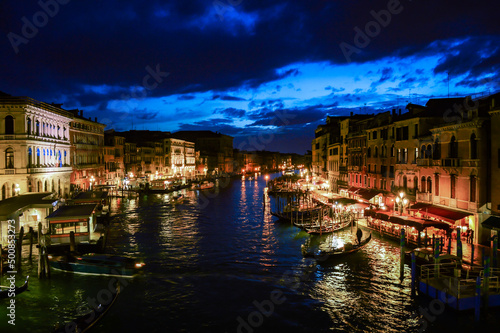 ベネチアの運河と古い街並み 夜景