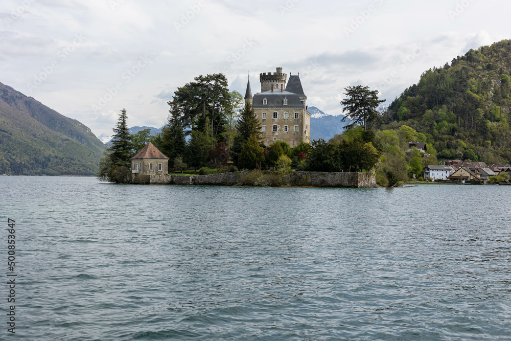 Le Château de Duingt, sur une presqu’île du lac d'Annecy en Savoie en France