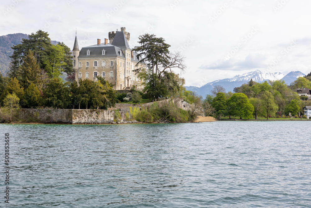 Le Château de Duingt, sur une presqu’île du lac d'Annecy en Savoie en France Le Château de Duingt, sur une presqu’île du lac d'Annecy en Savoie en France