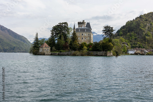 Le Ch  teau de Duingt  sur une presqu     le du lac d Annecy en Savoie en France