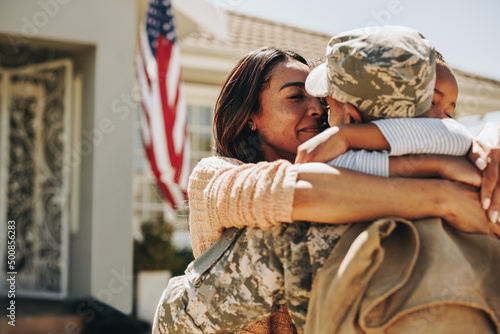 Canvas Print American soldier saying farewell to his family at home