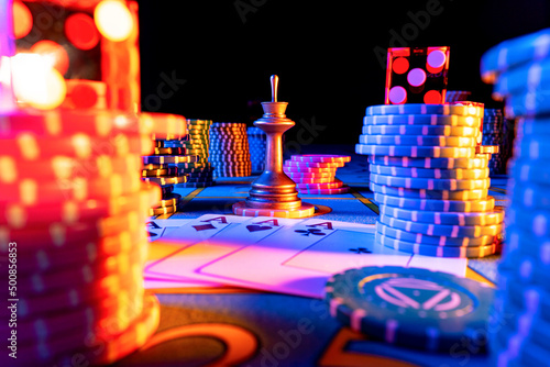 Foto A quad of four aces, set chips and dice on gaming table on black background
