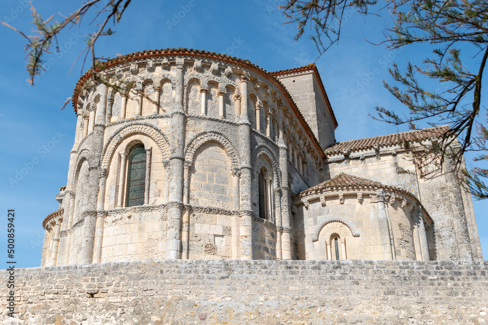 Talmont-sur-Gironde, en Charente-Maritime. L’église Sainte-Radegonde, 12e siècle, classée monument historique