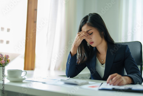 Concept Burnout Syndrome. Business Woman feels uncomfortable working. Which is caused by stress, accumulated from unsuccessful work And less resting body. Consult a specialist psychiatrist. © Jirapong