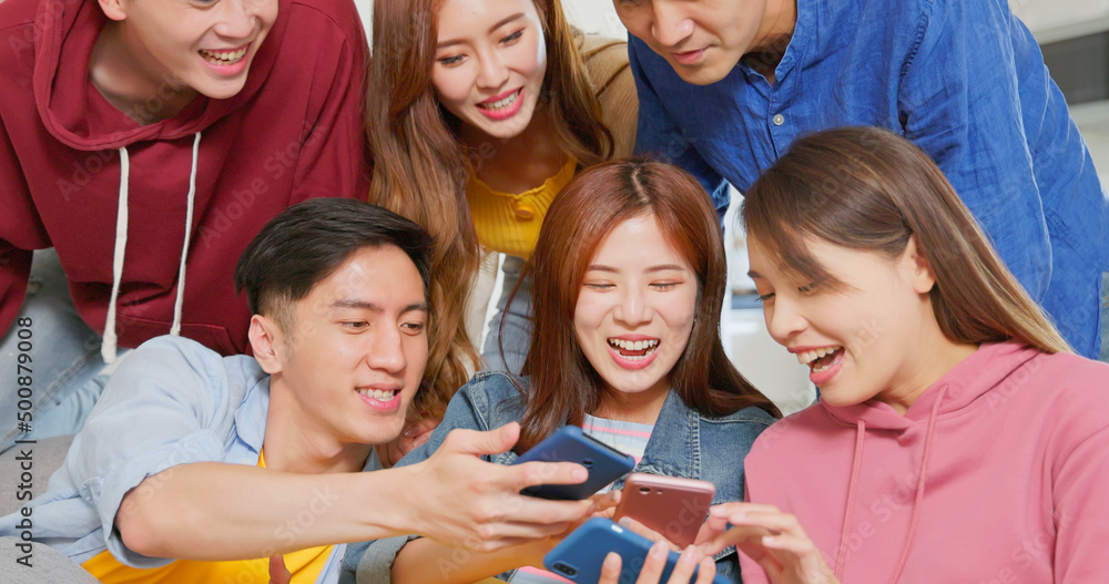 Obraz premium friends use phone laugh
