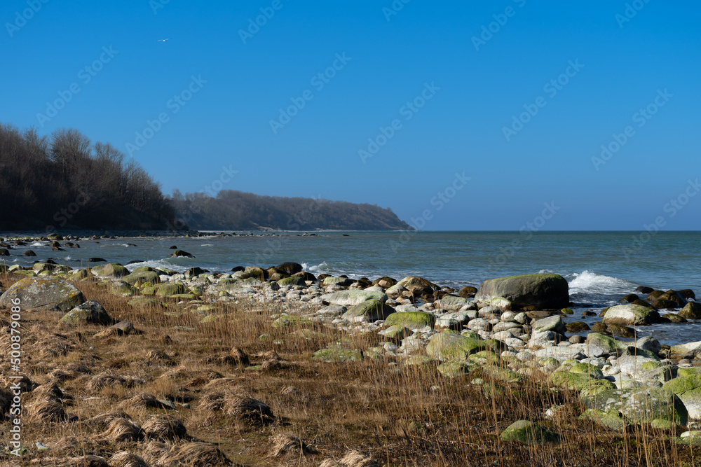Blick entlang des Uferbereiches der Ostsee, mit Ihren einzigartigen großen Steinen