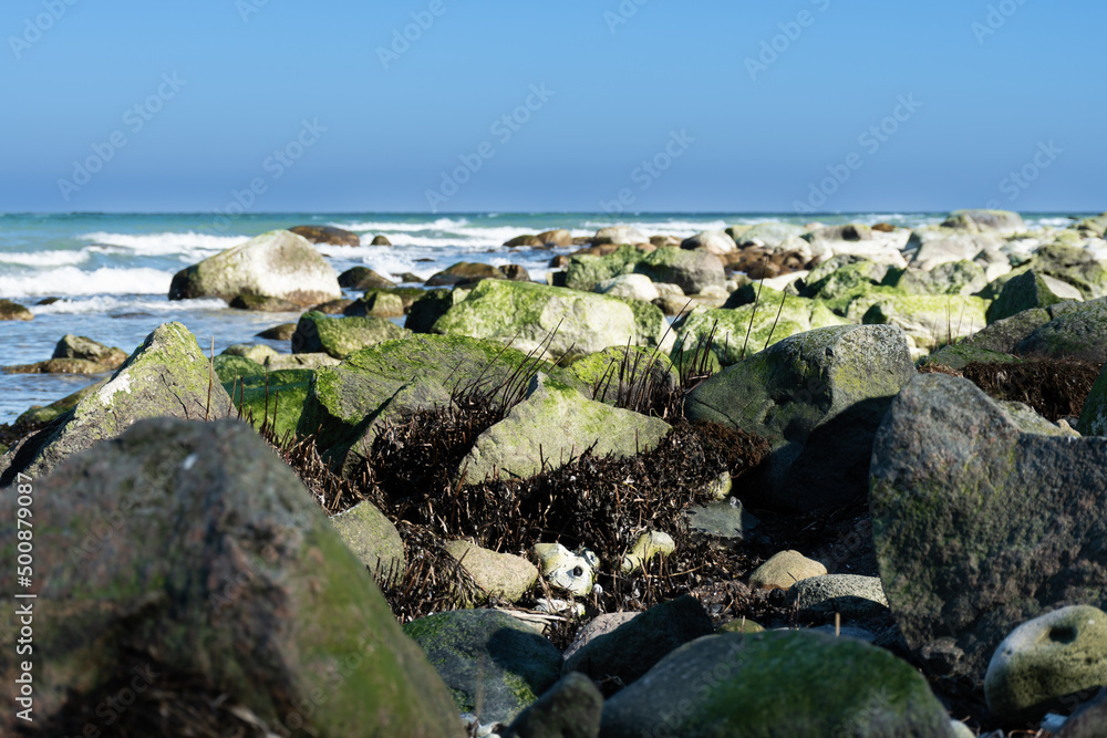 Blick entlang des Uferbereiches der Ostsee, mit Ihren einzigartigen großen Steinen Blick entlang des Uferbereiches der Ostsee, mit Ihren einzigartigen großen Steinen