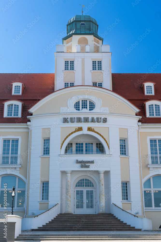 Blick auf den Eingangsbereich des Kurhauses in Binz auf Rügen