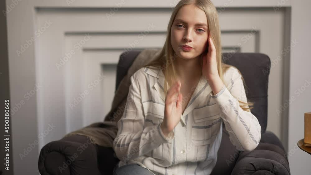 4k Young woman telling story to psychologist and sitting on sofa in modern office spbas. Close view european worried female speaks and shows stress or frustration, professional listens and sits in 4k Young woman telling story to psychologist and sitting on sofa in modern office spbas. Close view european worried female speaks and shows stress or frustration, professional listens and sits in