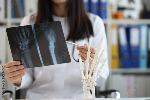 Foto Traumatologist in uniform examine patient scan, prepare conclusion