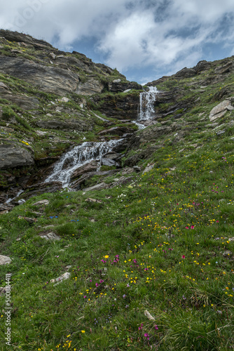 Torrent le Malrif , cascade en té dans le Massif du Queyras , Hautes-Alpes , France