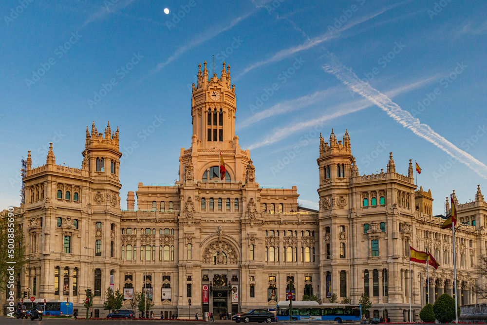 Fototapeta premium MADRID, SPAIN - April 22: Plaza de la Cibeles at sunset on April 22, 2013 in Madrid, Spain.