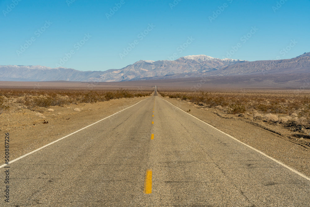 Straße im Death Valley / Freiheit / USA / Road