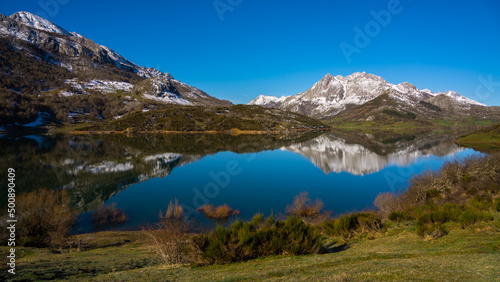 Fototapeta Naklejka Na Ścianę i Meble -  Winter Morning and reflection of  mountains at Riaño reservoir in Spain