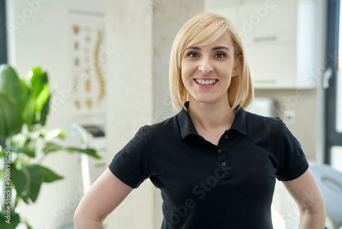 Valokuva Portrait of caucasian physical therapist at work