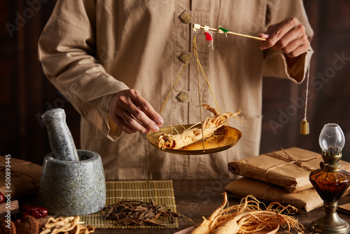 Obraz na plátně A moment of apocathery measuring ginseng in gold scale with chinese traditional