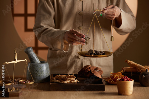 Foto A moment of apocathery measuring ingredient in gold scale with chinese tradition