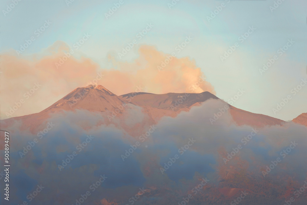 L'Etna è un vulcano attivo. La sua morfologia si modifica di continuo per la sua incessante attività eruttiva.