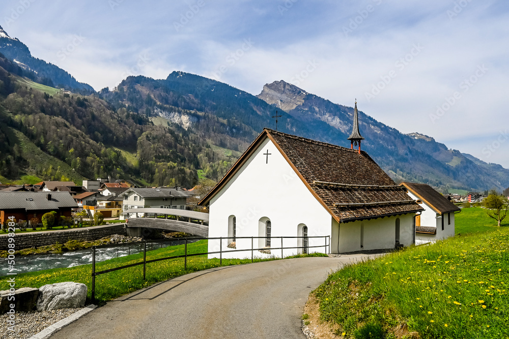 Muotathal, Dorf, Wanderweg, Muota, Fluss, Kirche, Kloster, Kapelle, Kirchenbrücke, Muotatal, Bergtal, Frühling, Schweiz