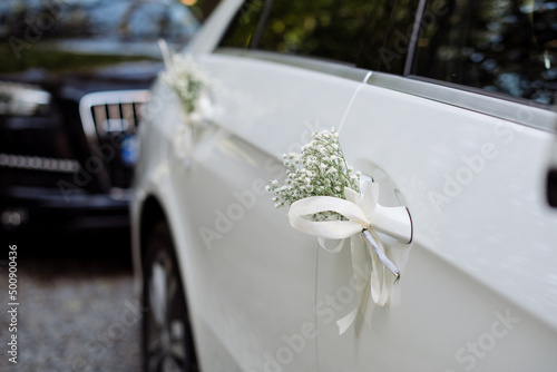 Behang White car in a wedding procession beautifully decorated with flowers