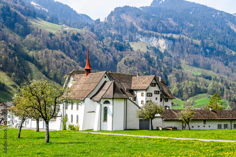 Muotathal, Dorf, Kloster, Wanderweg, Muota, Fluss, Kirche, Kapelle,  Kirchenbrücke, Muotatal, Bergtal, Frühling, Schweiz