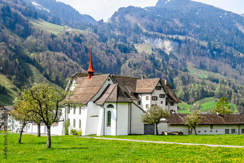 Muotathal, Dorf, Kloster, Wanderweg, Muota, Fluss, Kirche, Kapelle, Kirchenbrücke, Muotatal, Bergtal, Frühling, Schweiz