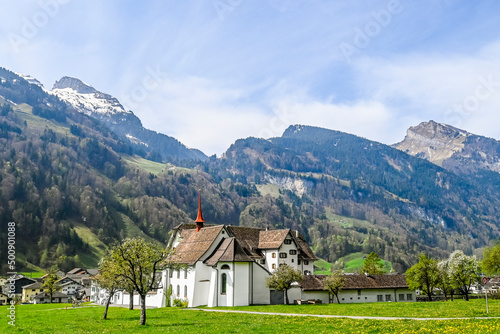 Muotathal, Dorf, Kloster, Wanderweg, Muota, Fluss, Kirche, Kapelle, Kirchenbrücke, Muotatal, Bergtal, Frühling, Schweiz