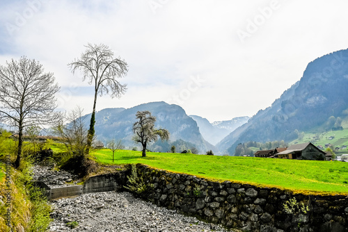 Muotathal, Dorf, Wanderweg, Muota, Fluss, Muotatal, Bergtal, Pragelpass, Landwirtschaft, Felder, Frühling, Schwyz, Schweiz © bill_17