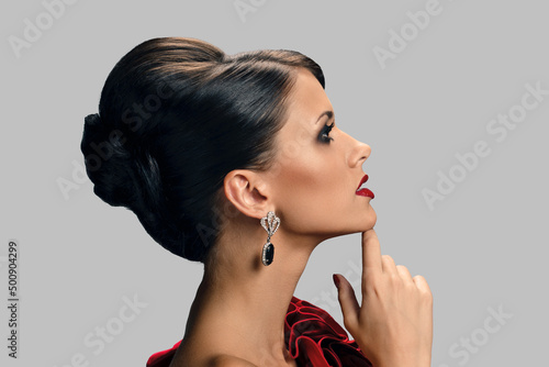 Foto Side view photo of beautiful glamour woman wearing trendy evening jewelry