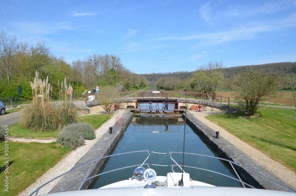 Fototapeta premium écluse canal de bourgogne navigation plaisance