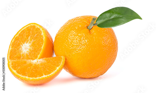 Sliced ​​oranges and whole oranges have green leaves. isolated on white background (
photoshoot)