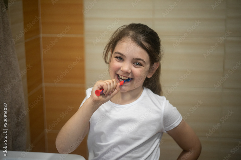Szczęśliwa dziewczynka myjąca swoje zęby - obrazy, fototapety, plakaty 