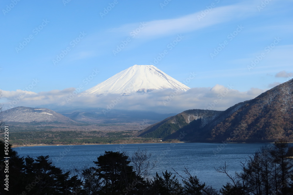 A scene of Mt.Fuji and Motosu-ko Lake in Minamitsuru-gun County in Yamanashi Prefecture in Japan 日本の山梨県南都留郡にある富士山と本栖湖の一風景