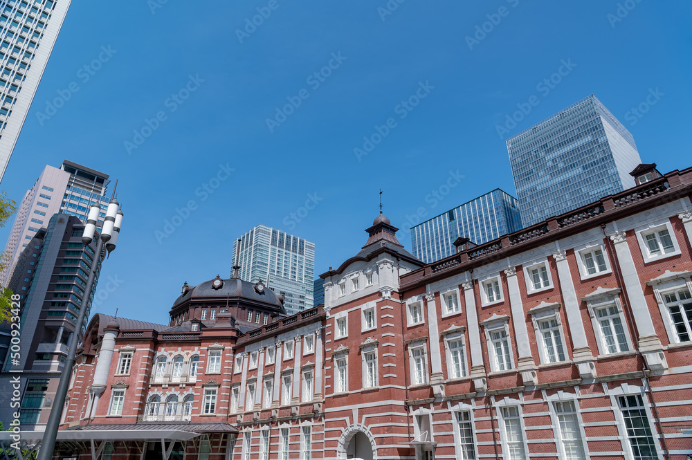 Fototapeta premium 東京都千代田区丸の内のビジネス街の都市景観