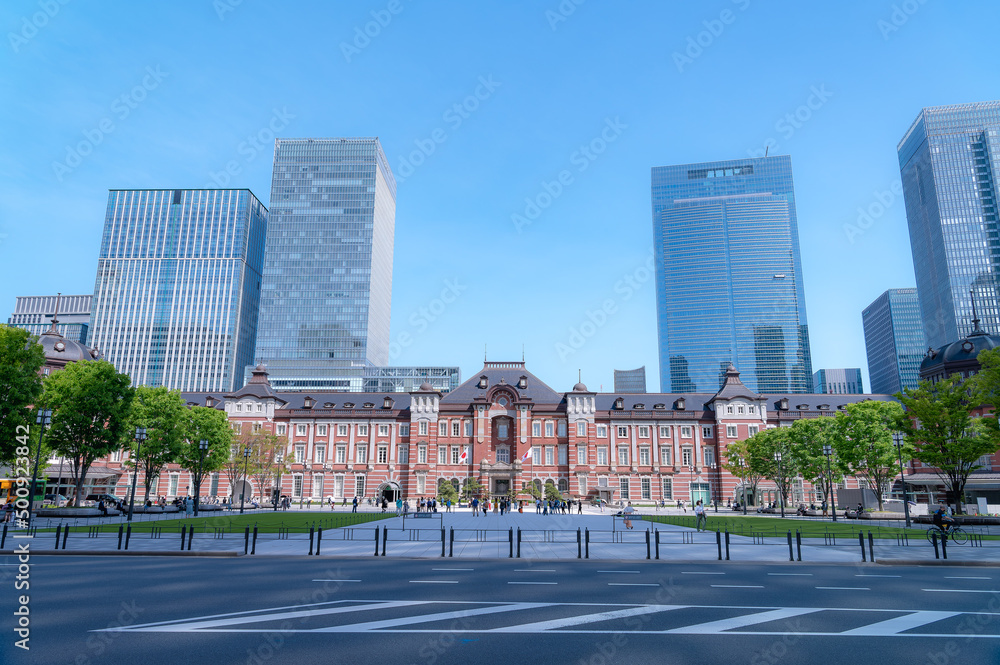 東京都千代田区丸の内のビジネス街の都市景観