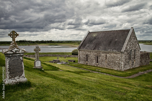 Clonmacnoise Ruinen - Friedhof mit alten Kreuzen - County Offaly, Irland photo
