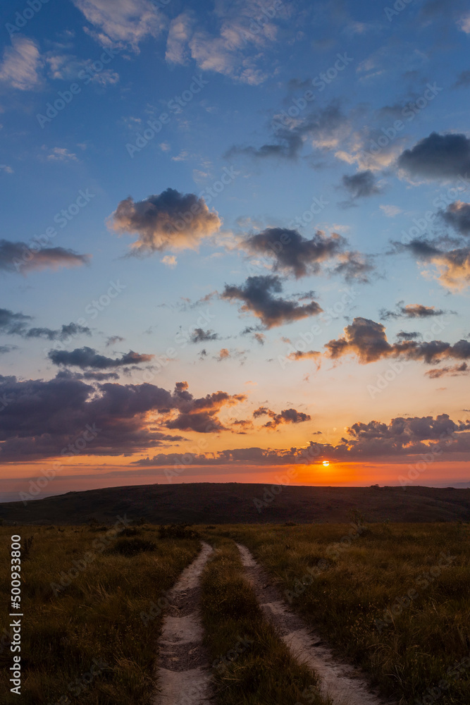 Boa Esperança, Minas Gerais, Brasil: estrada no cerrado mineiro ao amanhecer no Parque Estadual da Serra da Boa Esperança. Boa Esperança, Minas Gerais, Brasil: estrada no cerrado mineiro ao amanhecer no Parque Estadual da Serra da Boa Esperança.