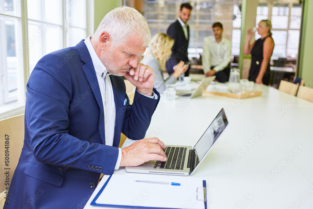 Business Mann denkt über ein Problem nach am Laptop Business Mann denkt über ein Problem nach am Laptop