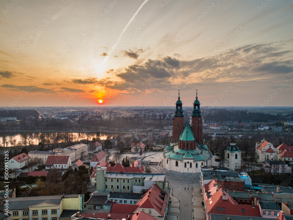 Obraz na płótnie Katedra Gnieźnieńska na tle zachodu słońca  w salonie