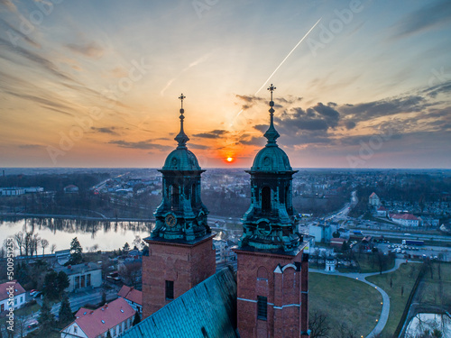 Katedra Gnieźnieńska na tle zachodu słońca