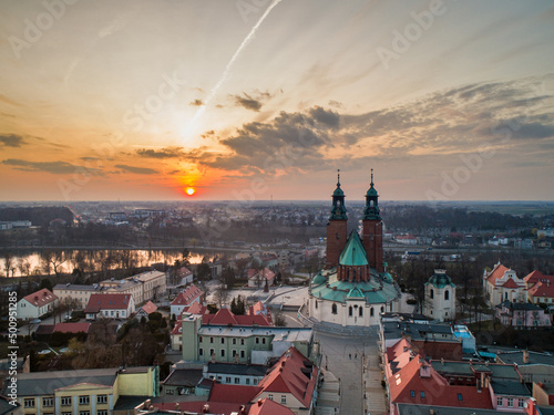 Katedra Gnieźnieńska na tle zachodu słońca 