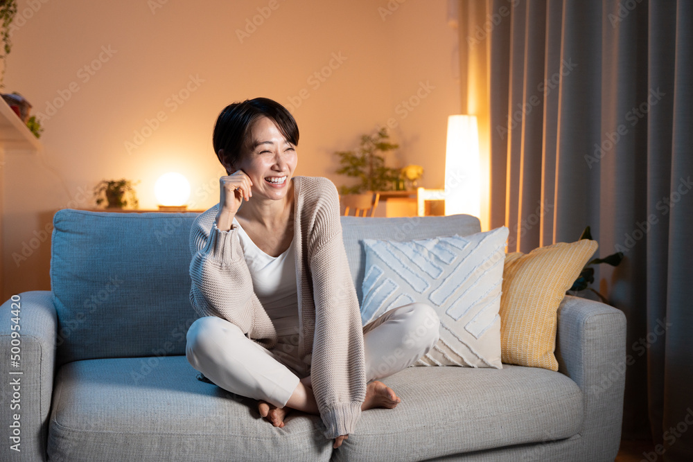 夜に家でリラックスする女性 夜に家でリラックスする女性