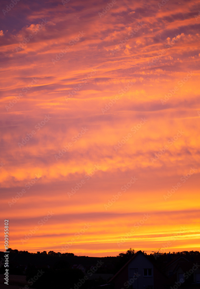 Schöner Sonnenuntergang mit dramatischem Wolkenhimmel