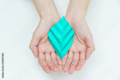 折り紙を持つ女性の手元 