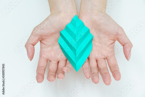 折り紙を持つ女性の手元 