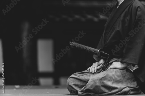 日本刀を構える人物