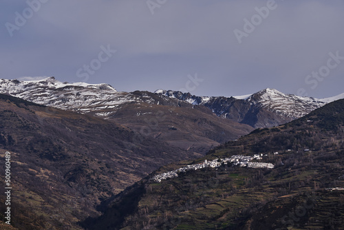 Pueblo en la montaña en Granada