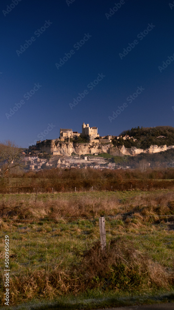 Large angle view of clifftop château de Beynac. Dordogne, nouvelle-aquitaine
