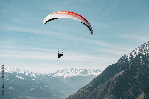 sportliche Tandem Paraglider fliegen in den Bergen von Südtirol, Italien, Meran